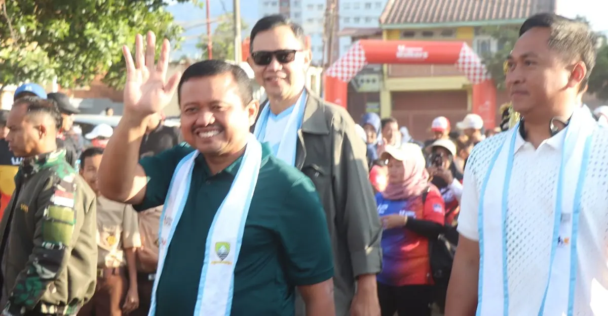 Bupati Sumedang Dony Ahmad Munir saat meresmikan Jogging Track Desa Cikeruh dan Jatinangor Heritage Lalagoon.