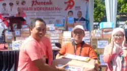 Kepala Dinas Koperasi, UKM, Perdagangan dan Perindustrian Kabupaten Sumedang, Ayuh Hidayat menyerahkan hadiah di acara Puncak Peringatan Harkop ke-79