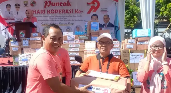 Kepala Dinas Koperasi, UKM, Perdagangan dan Perindustrian Kabupaten Sumedang, Ayuh Hidayat menyerahkan hadiah di acara Puncak Peringatan Harkop ke-79