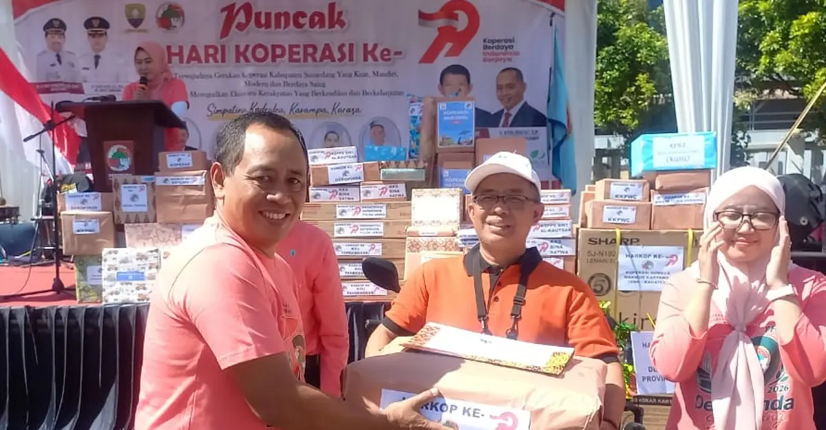 Kepala Dinas Koperasi, UKM, Perdagangan dan Perindustrian Kabupaten Sumedang, Ayuh Hidayat menyerahkan hadiah di acara Puncak Peringatan Harkop ke-79