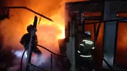Petugas Regu 3 Pos Damkarmat Wilayah Tanjungsari Sumedang melakukan pemadaman rumah terbakar di Sukasari