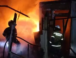 Si Jago Merah Amuk Dua Rumah di Sukasari Sumedang Tengah Malam, Diduga Konsleting Listrik