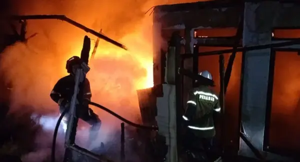 Petugas Regu 3 Pos Damkarmat Wilayah Tanjungsari Sumedang melakukan pemadaman rumah terbakar di Sukasari