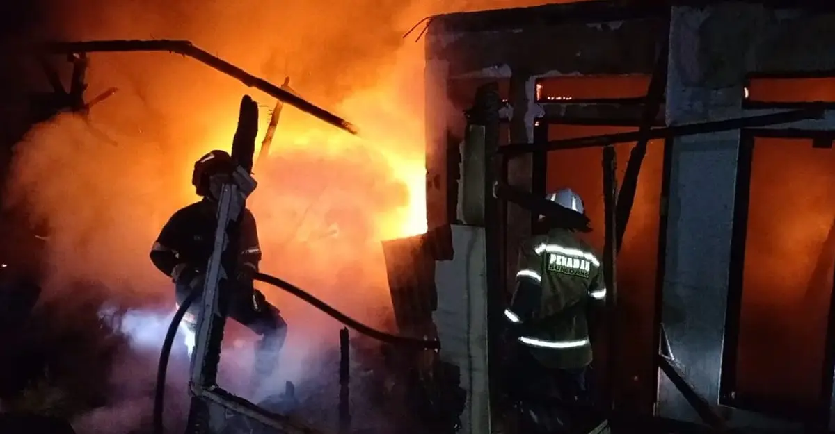 Petugas Regu 3 Pos Damkarmat Wilayah Tanjungsari Sumedang melakukan pemadaman rumah terbakar di Sukasari