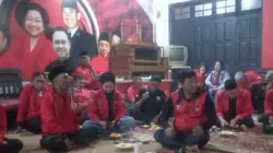 Suasana khidmat Renungan 30 Tahun Tragedi KUDATULI di Sekretariat DPC PDI Perjuangan Kabupaten Sumedang.