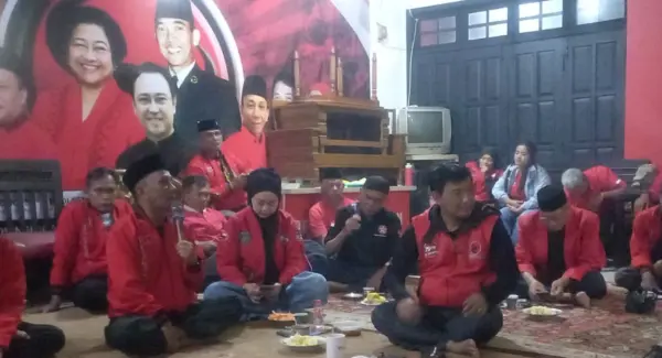 Suasana khidmat Renungan 30 Tahun Tragedi KUDATULI di Sekretariat DPC PDI Perjuangan Kabupaten Sumedang.