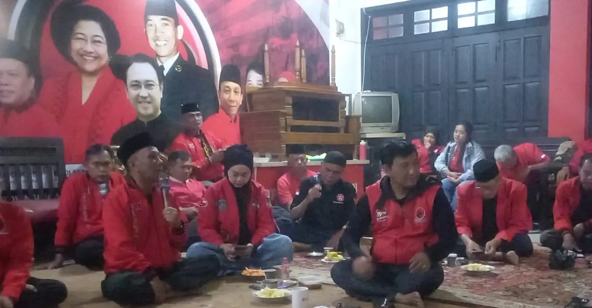 Suasana khidmat Renungan 30 Tahun Tragedi KUDATULI di Sekretariat DPC PDI Perjuangan Kabupaten Sumedang.