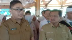 Bupati Sumedang Dony Ahmad Munir usai pelantikan OSIS membahas pembangunan dua SMA Negeri baru