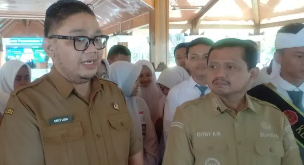 Bupati Sumedang Dony Ahmad Munir usai pelantikan OSIS membahas pembangunan dua SMA Negeri baru