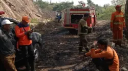 Petugas Damkarmat Tanjungsari memadamkan api kebakaran lahan 3 hektare di Gunung Batu Sumedang