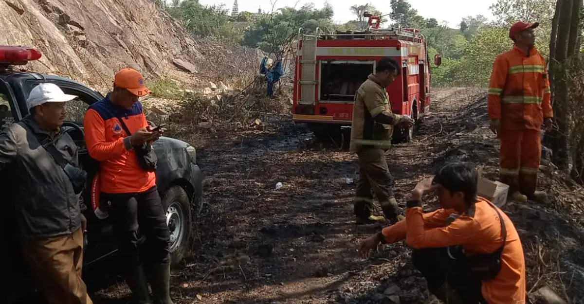 Petugas Damkarmat Tanjungsari memadamkan api kebakaran lahan 3 hektare di Gunung Batu Sumedang
