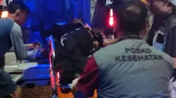 Petugas mengevakuasi korban kecelakaan lalu lintas di Jalan Raya Bandung-Cirebon Tanjungsari Sumedang
