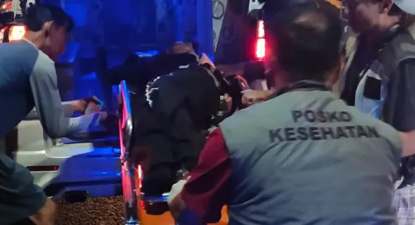 Petugas mengevakuasi korban kecelakaan lalu lintas di Jalan Raya Bandung-Cirebon Tanjungsari Sumedang