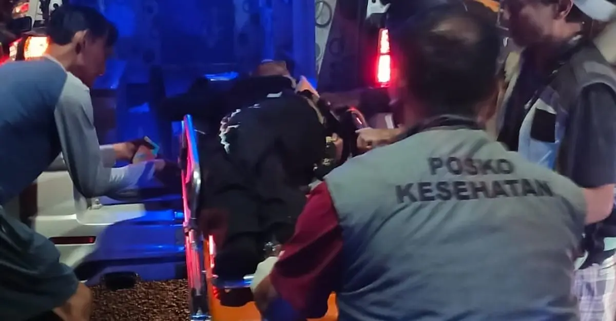 Petugas mengevakuasi korban kecelakaan lalu lintas di Jalan Raya Bandung-Cirebon Tanjungsari Sumedang