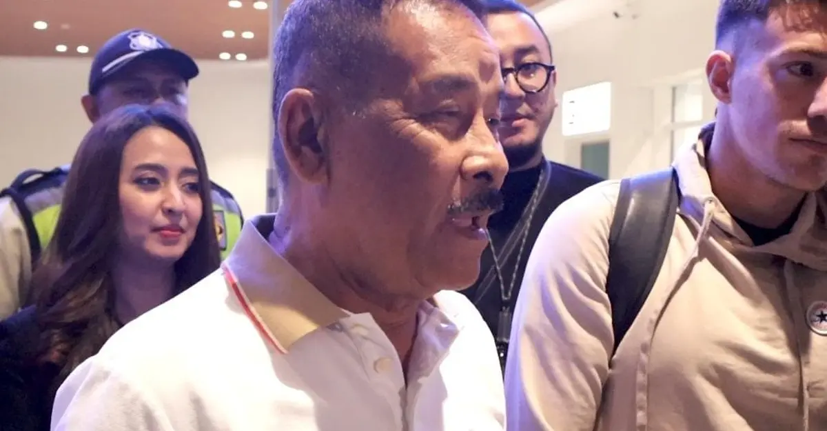 Umuh Muchtar menyambut pemain baru Persib Mariano Peralta di Stasiun Whoosh Tegalluar