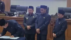 Penandatanganan Peraturan Daerah (Perda) tentang Pilkades dalam Sidang Paripurna DPRD Sumedang saat pengesahan Perda Pilkades Serentak 2026.