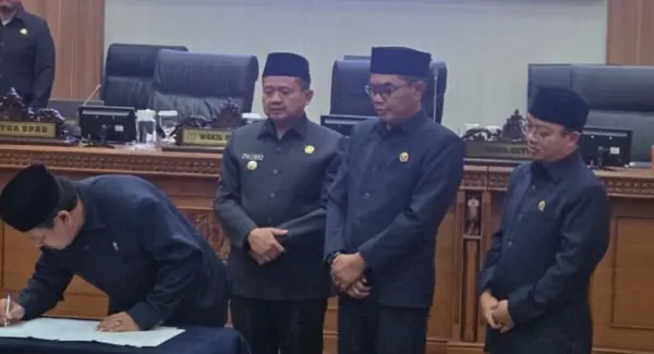 Penandatanganan Peraturan Daerah (Perda) tentang Pilkades dalam Sidang Paripurna DPRD Sumedang saat pengesahan Perda Pilkades Serentak 2026.