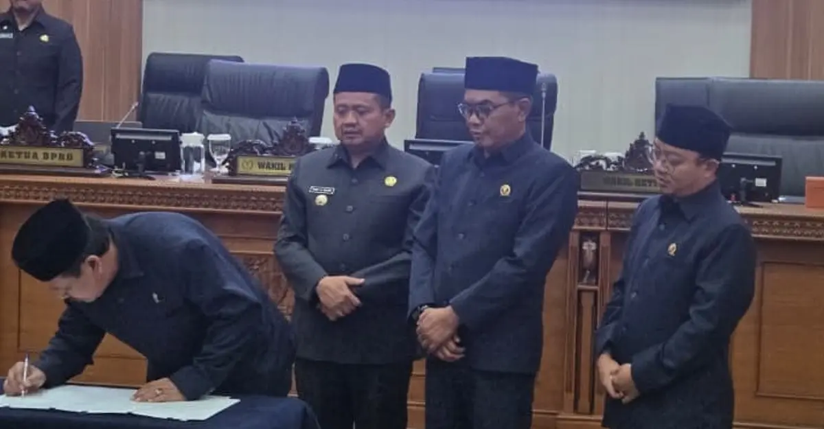 Penandatanganan Peraturan Daerah (Perda) tentang Pilkades dalam Sidang Paripurna DPRD Sumedang saat pengesahan Perda Pilkades Serentak 2026.