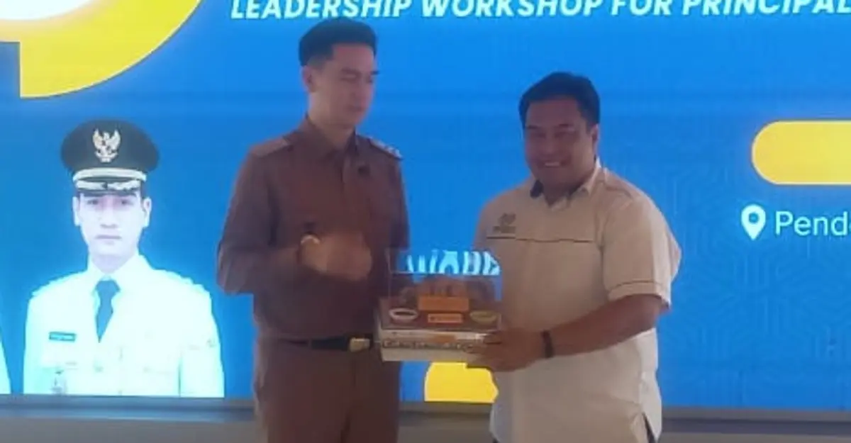 Wakil Bupati Sumedang, M. Fajar Aldila memberikan cinderamata kepada Delegasi kepala sekolah Malaysia, Dr. Esmali Bin Bari