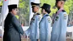 Presiden Prabowo Subianto saat melantik tiga lulusan IPDN Jatinangor