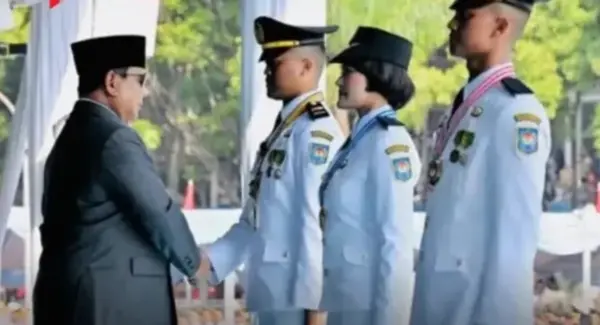 Presiden Prabowo Subianto saat melantik tiga lulusan IPDN Jatinangor