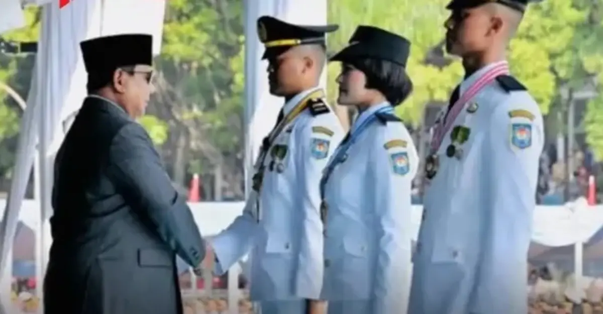 Presiden Prabowo Subianto saat melantik tiga lulusan IPDN Jatinangor